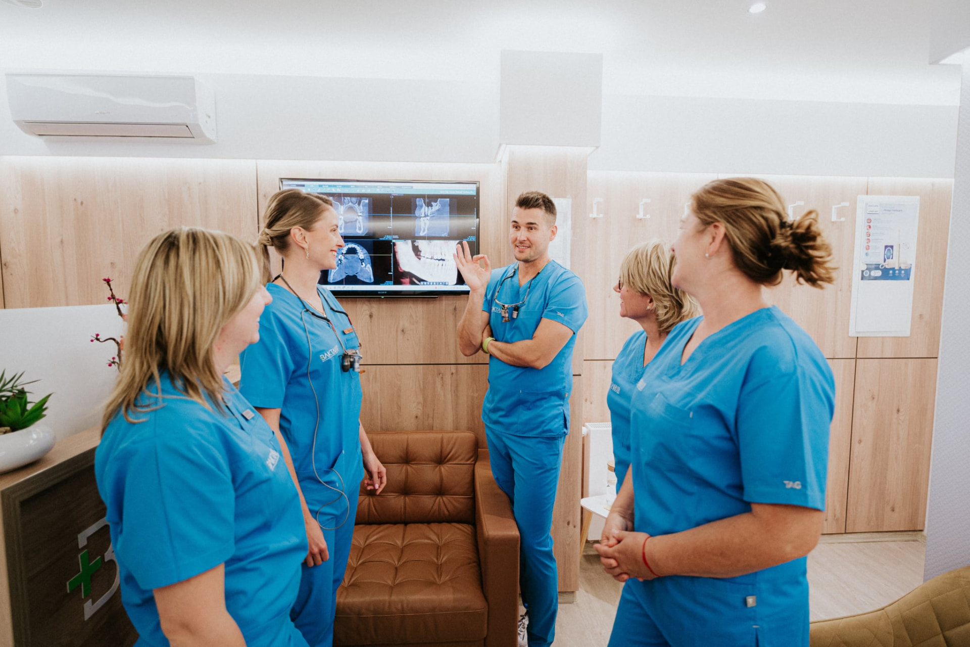 A Baktai Dental csapata röntgenfelvételt elemez