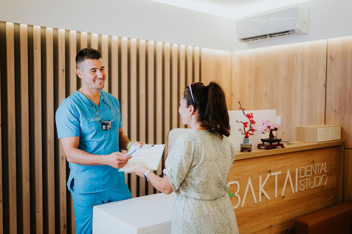 Dr. Baktai Zoltán a pácienssel beszélget a békéscsabai rendelő recepcióján