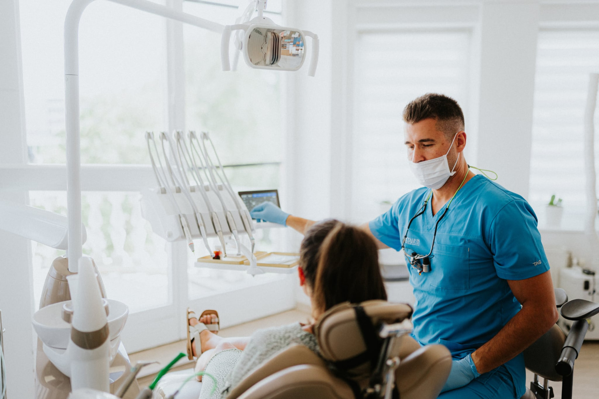 Dr. Baktai Zoltán páciens kezelése közben a Baktai Dental modern rendelőjében