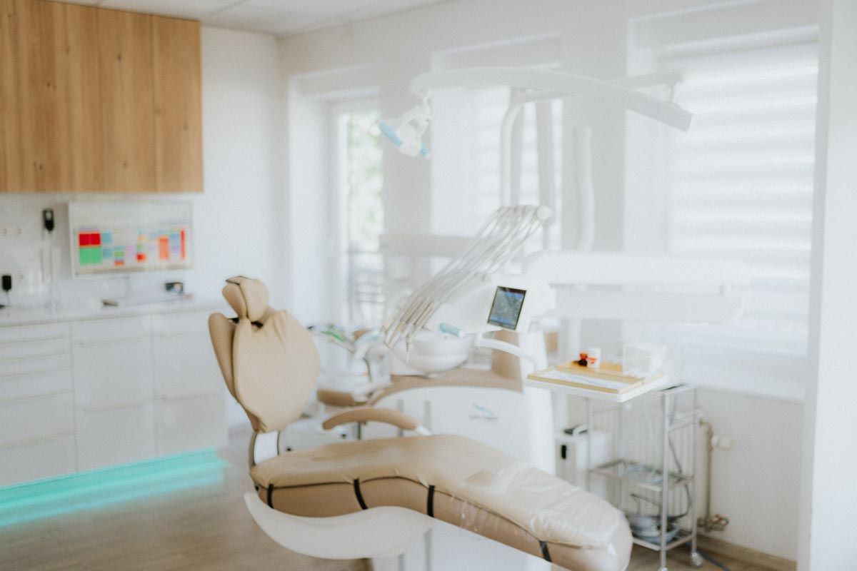Világos, modern fogászati kezelő a Baktai Dentalban