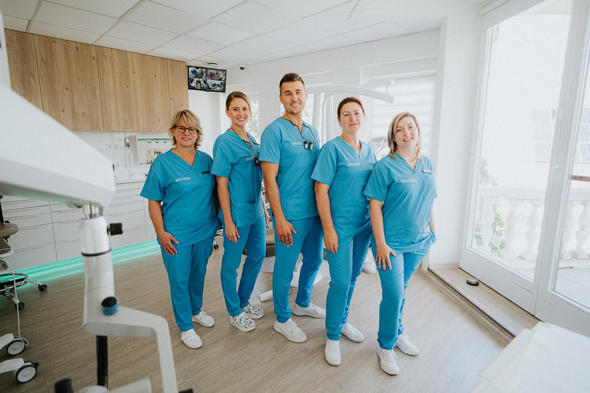 A Baktai Dental teljes csapata a békéscsabai rendelőben